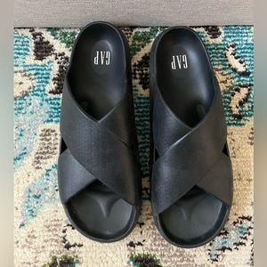 GAP Criss Cross Rubber Slide Sandal. Women’s Size 9.
